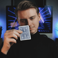valentin le magicien de lille qui fait un tour de magie avec une carte