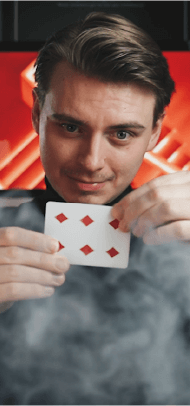 valentin le magicien de lille qui fait un tour de magie avec une carte rouge