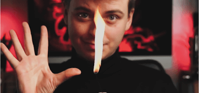 valentin le magicien de lille qui fait un tour de magie avec une bougie en feu