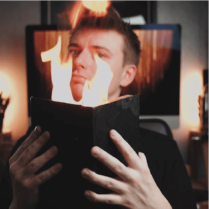 valentin le magicien de lille qui fait un tour de magie avec un livre qui prend feu