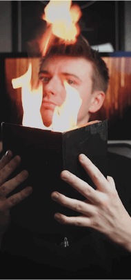 valentin le magicien de lille qui fait un tour de magie avec un livre qui prend feu