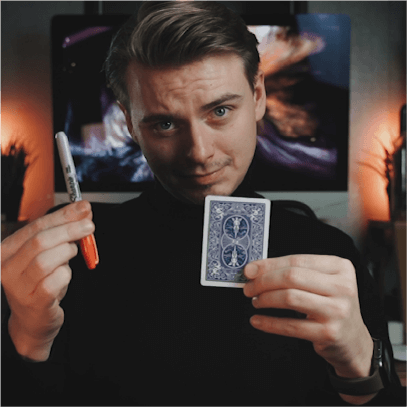 valentin le magicien de lille qui fait un tour de magie avec une carte et un marqueur