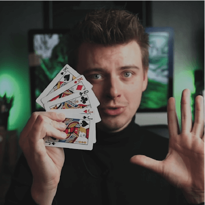 valentin le magicien de lille qui fait un tour de magie avec des cartes