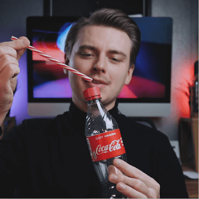 valentin le magicien de lille qui fait un tour de magie avec une bouteille de coca cola