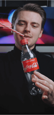 valentin le magicien de lille qui fait un tour de magie avec une bouteille de coca cola